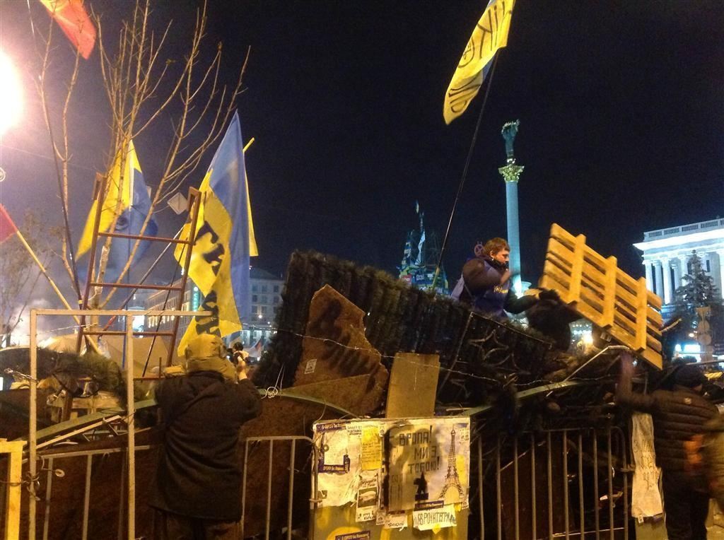 На киевском Евромайдане провели ночь около тысячи митингующих