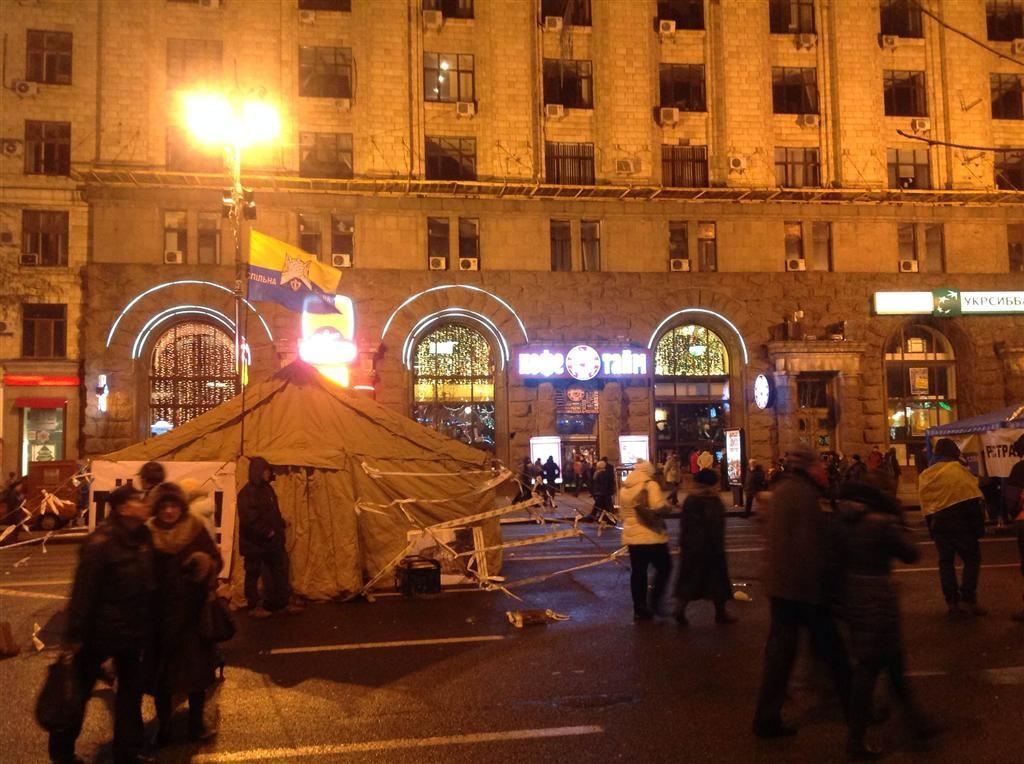 На київському Евромайдане провели ніч близько тисячі мітингувальників