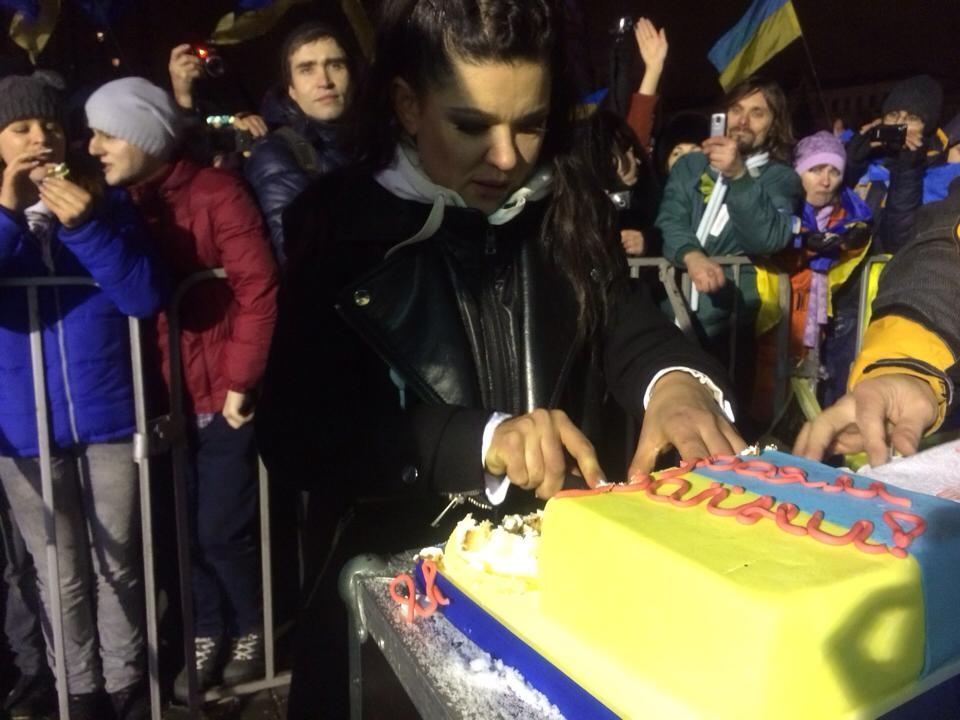 Руслана принесла на Евромайдан торт "Героям України"