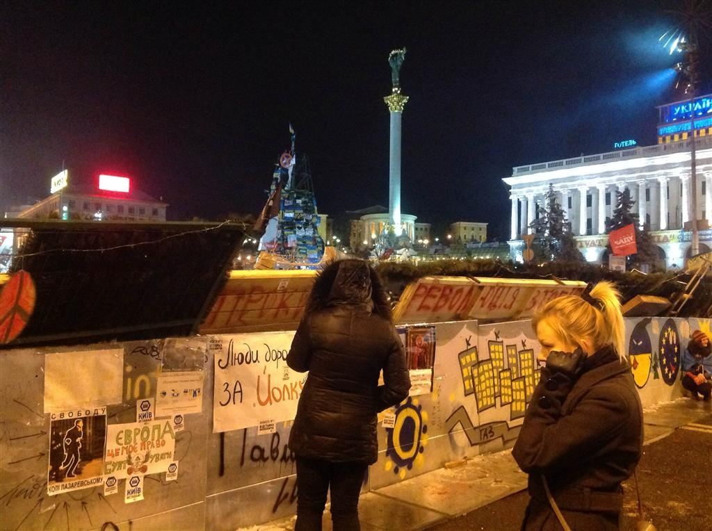 На киевском Евромайдане провели ночь около тысячи митингующих