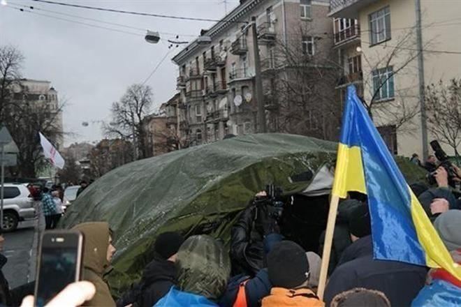 Евромайдановцы перекрыли палаткой ул. Институтскую 