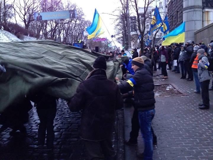 Евромайдановцы перекрыли палаткой ул. Институтскую 