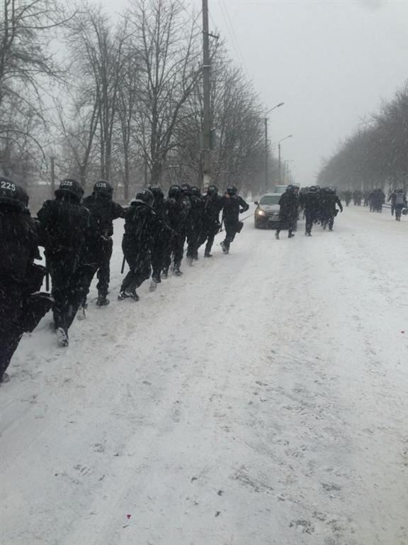Жители Василькова смогли заблокировать часть автобусов со спецназом
