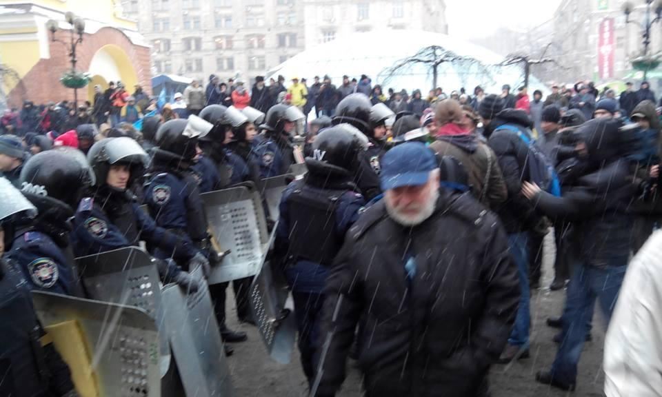 Число активистов на Майдане увеличивается. Выходы из метро закрыты