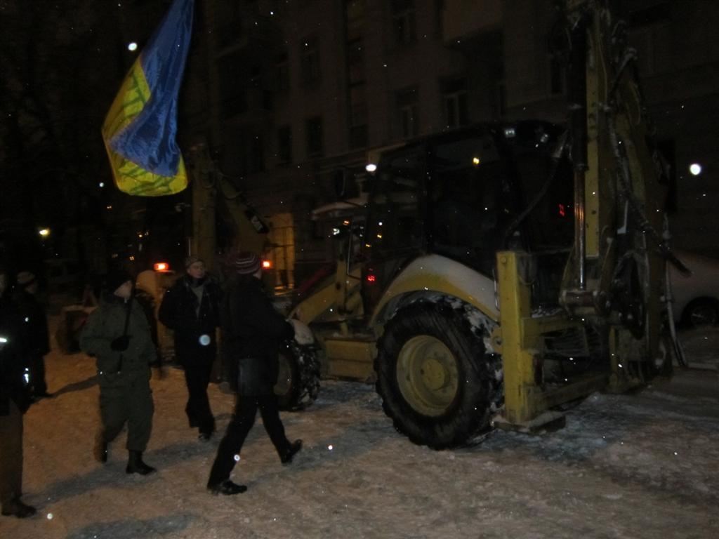 На Лютеранську почали стягувати спецтехніку