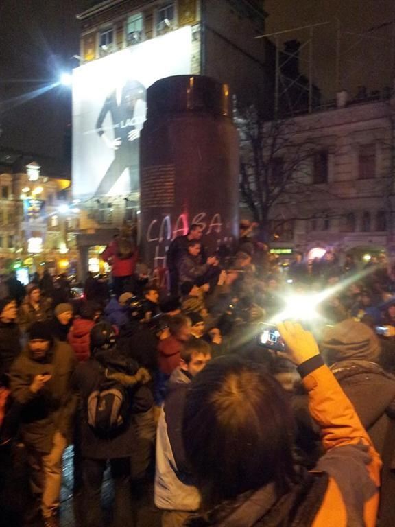 В соцсетях активно обсуждают снос памятника Ленина в центре Киева