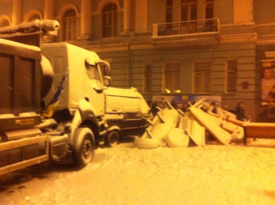 Силовики разбирают баррикады Евромайдана на Грушевского