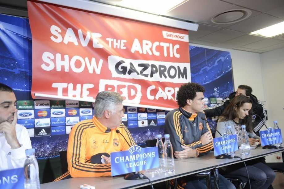 Пресс-конференция "Реала" прервалась из-за баннера против "Газпрома"