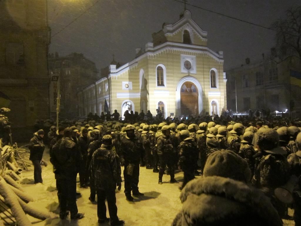 Протистояння біля АП. Фоторепортаж