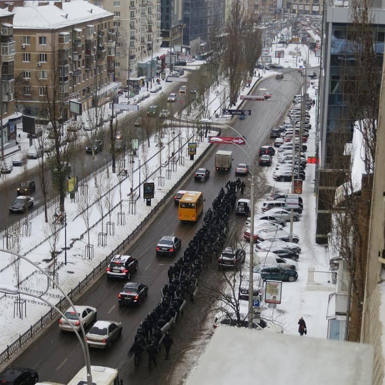 Бійці "Беркута" оточили будівлю ЦВК