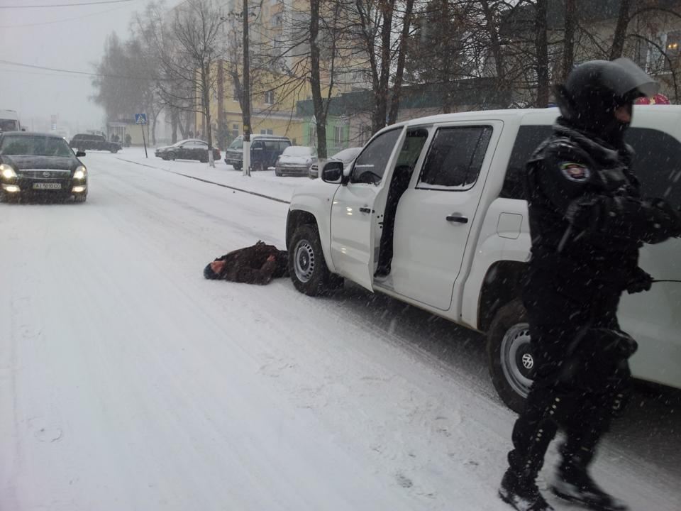 Жители Василькова смогли заблокировать часть автобусов со спецназом