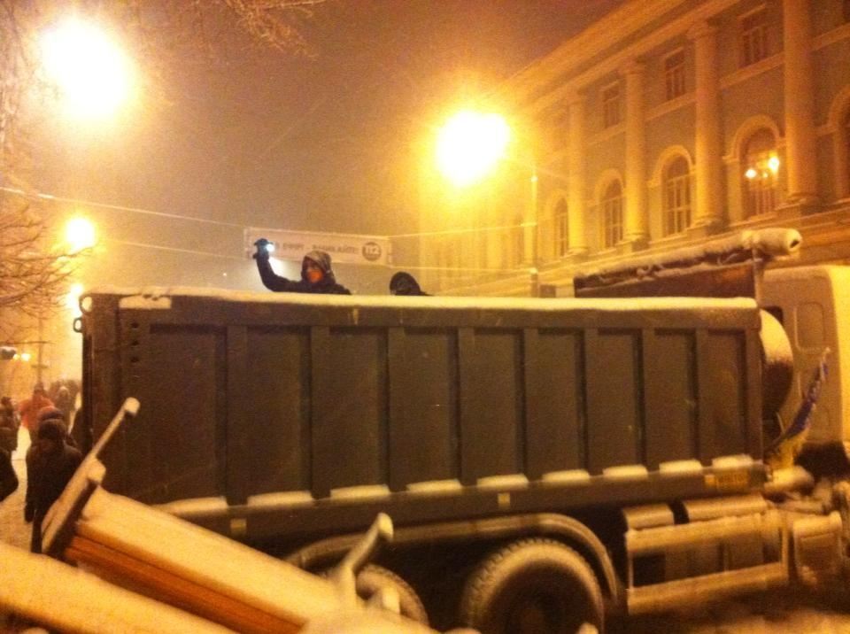 Силовики розбирають барикади Евромайдана на Грушевського