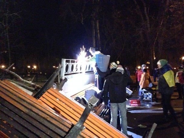 Протестующие на Евромайдане укрепляют баррикады