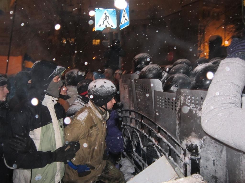 Протистояння біля АП. Фоторепортаж