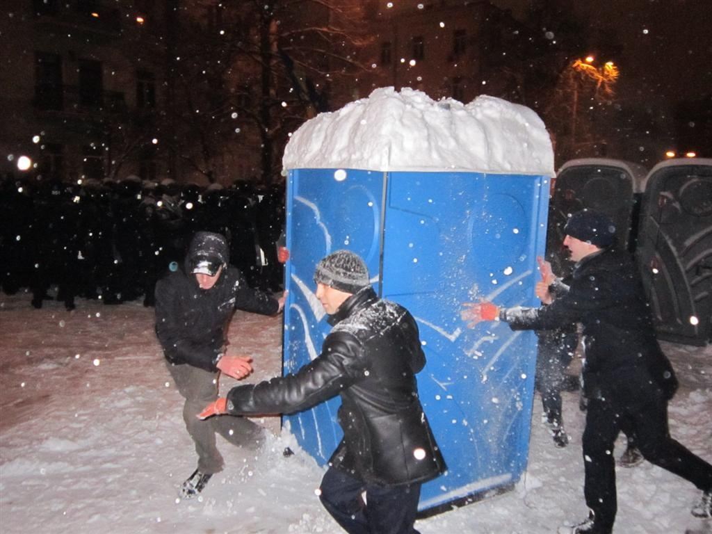 Протистояння біля АП. Фоторепортаж