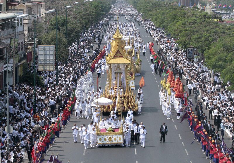 У Камбоджі проходять грандіозні похорони короля-батька. Відео
