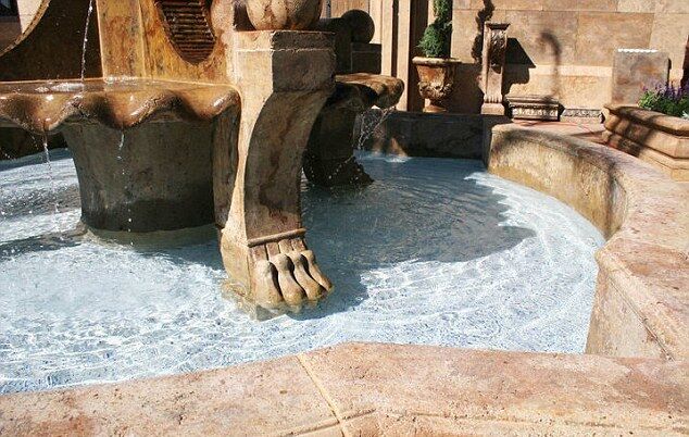 В США "зеленый" архитектор построил особняк из бутылок и золы (фото)