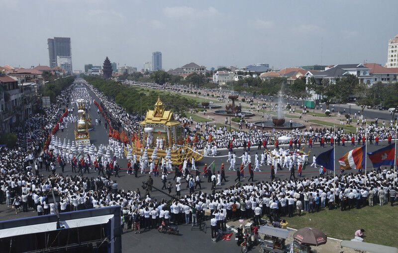 В Камбодже проходят грандиозные похороны короля-отца. Видео