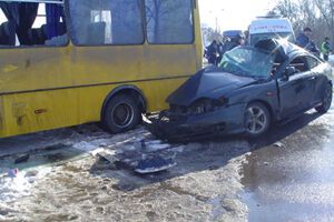У Дніпродзержинську ДТП з маршруткою: дві людини загинули, три травмовані