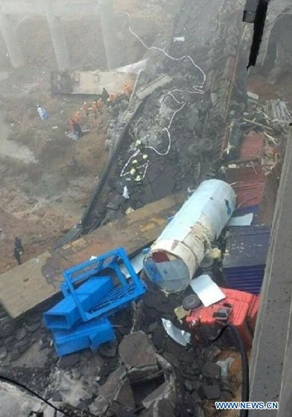 Грузовик с фейерверками обрушил скоростной мост в Китае