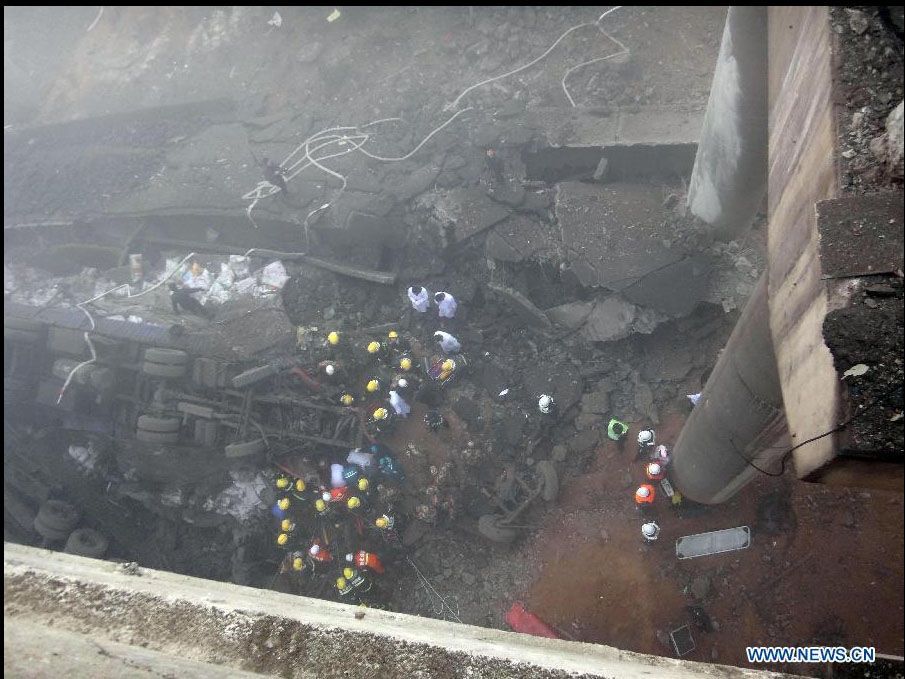 Вантажівка з феєрверками обрушив швидкісний міст у Китаї