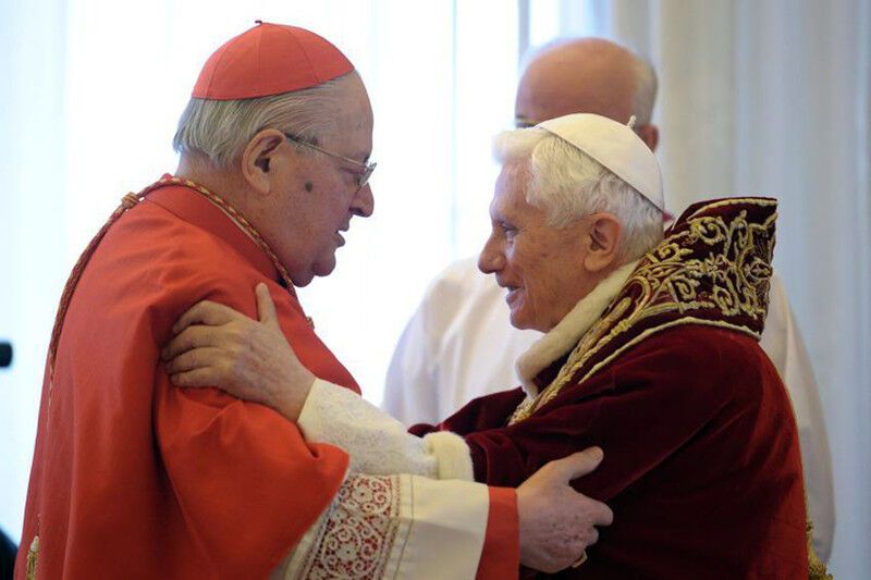 Папа Бенедикт XVI попросив вибачення у кардиналів