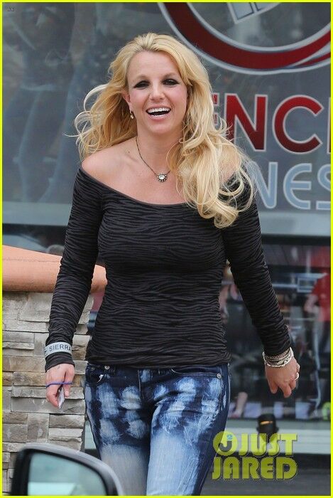 Бритни Спирс радует себя походами в спа-салон. Фото