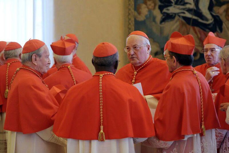 Папа Бенедикт XVI попросив вибачення у кардиналів