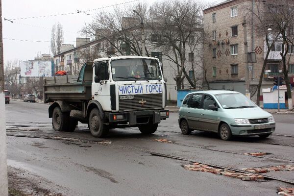 На Донбасі до приїзду чиновників ями заклали цеглою. Фото