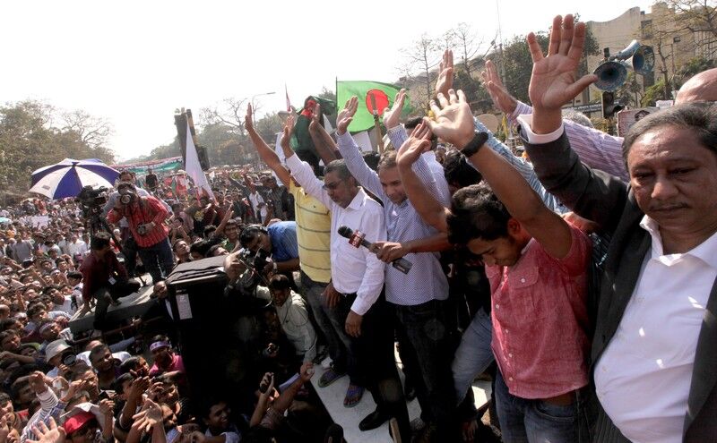 В столице Бангладеш вспыхнули массовые беспорядки