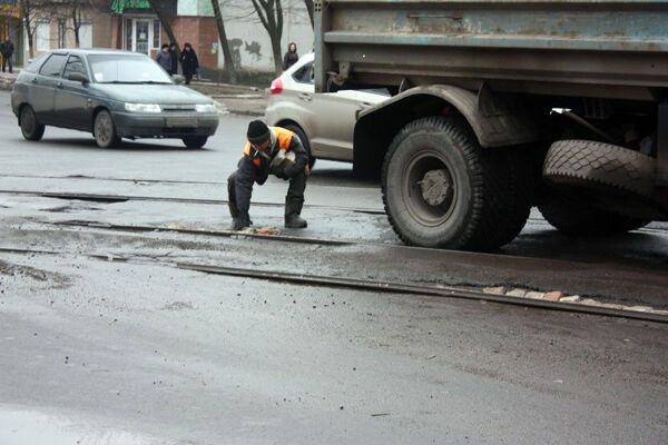 На Донбасі до приїзду чиновників ями заклали цеглою. Фото