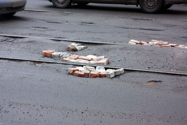 На Донбассе к приезду чиновников ямы заложили кирпичами. Фото