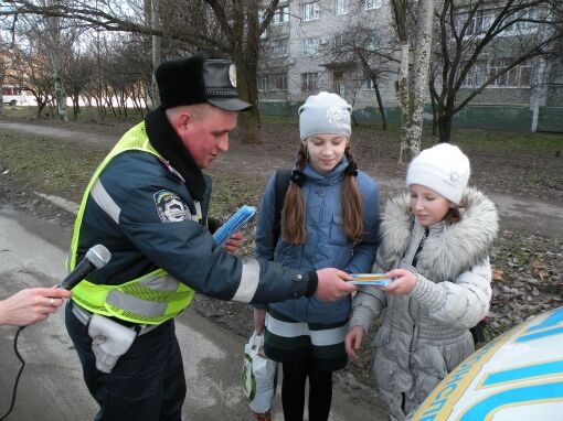 Гаишники "штрафуют" школьников замечаниями в дневниках. Фото