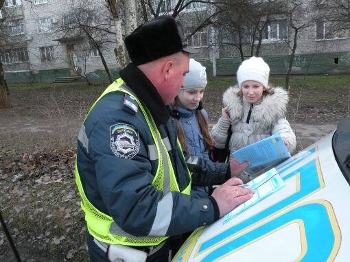Гаишники "штрафуют" школьников замечаниями в дневниках. Фото