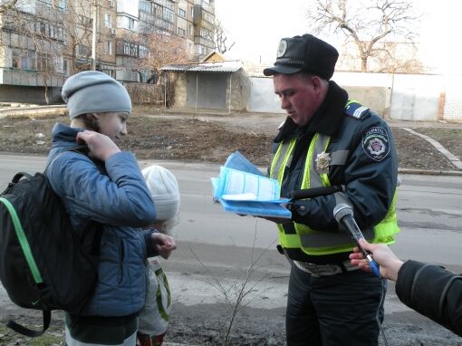 Гаишники "штрафуют" школьников замечаниями в дневниках. Фото