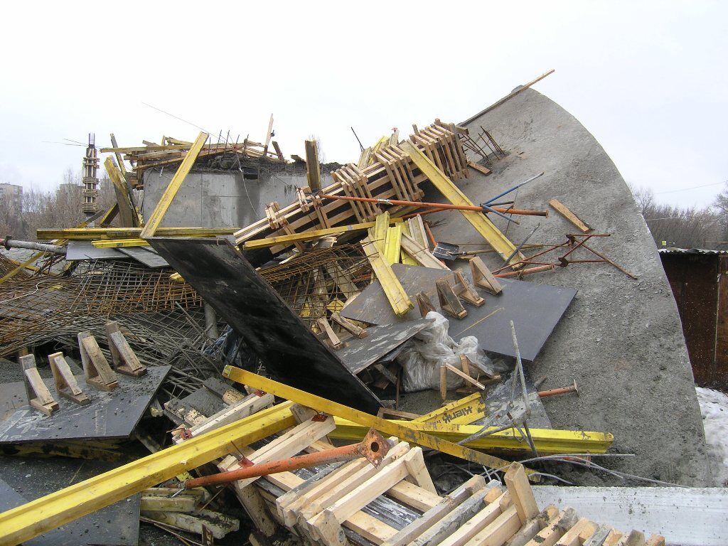 У Сумах впав недобудований торговий центр. Фото. Відео