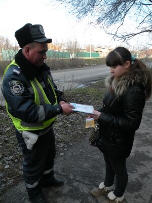 Гаишники "штрафуют" школьников замечаниями в дневниках. Фото