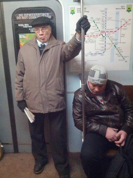 У Азарова запевнили, що в метро їздить двійник прем'єра. Фото