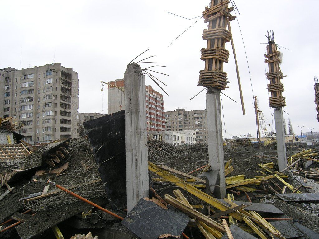 У Сумах впав недобудований торговий центр. Фото. Відео