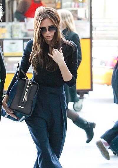 Неулыбчивая Харпер Бекхэм копирует маму. Фото