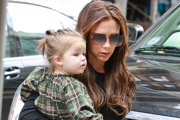 Неулыбчивая Харпер Бекхэм копирует маму. Фото