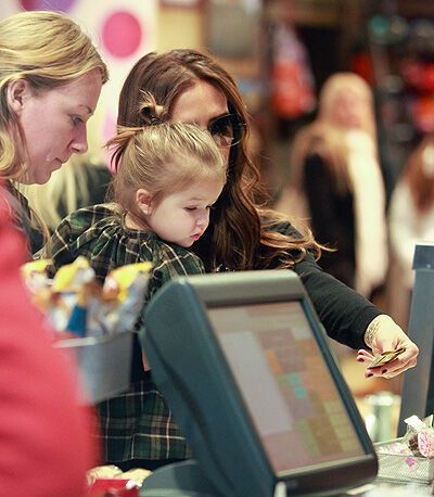 Неулыбчивая Харпер Бекхэм копирует маму. Фото