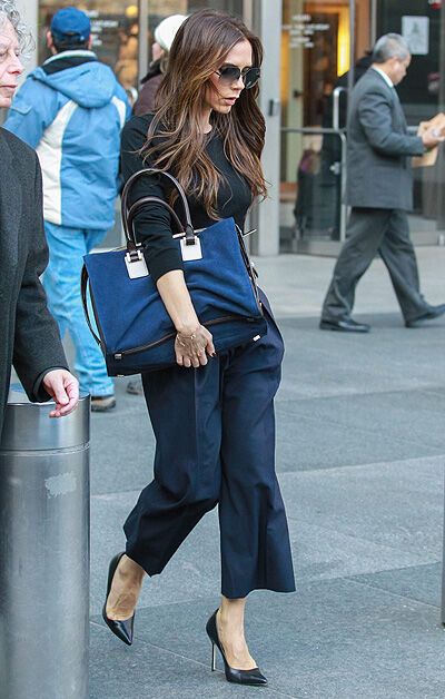 Неулыбчивая Харпер Бекхэм копирует маму. Фото