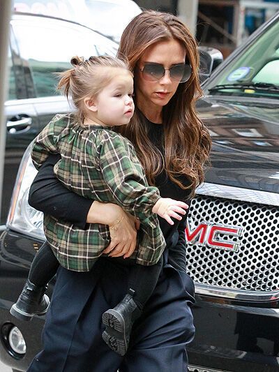 Неулыбчивая Харпер Бекхэм копирует маму. Фото