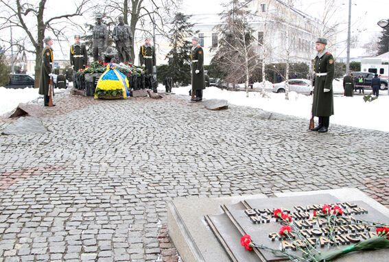 Янукович почтил память украинцев, погибших в Афганистане