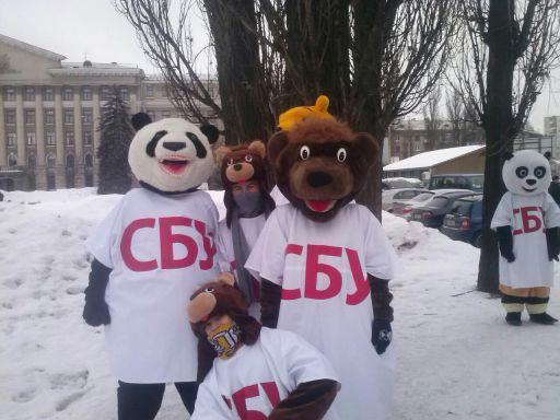 "Медведи" пришли поддержать Тимошенко к зданию Печерского суда