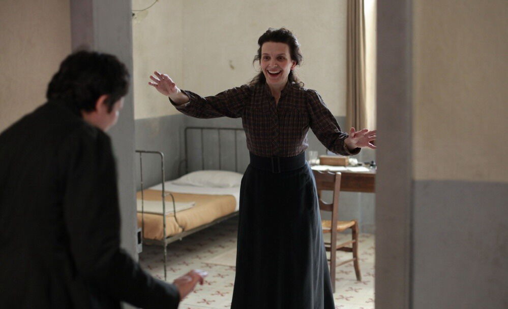 Подпрыгивающая Жюльет Бинош на Берлинском кинофестивале