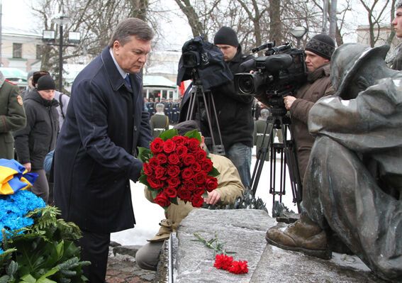 Янукович почтил память украинцев, погибших в Афганистане