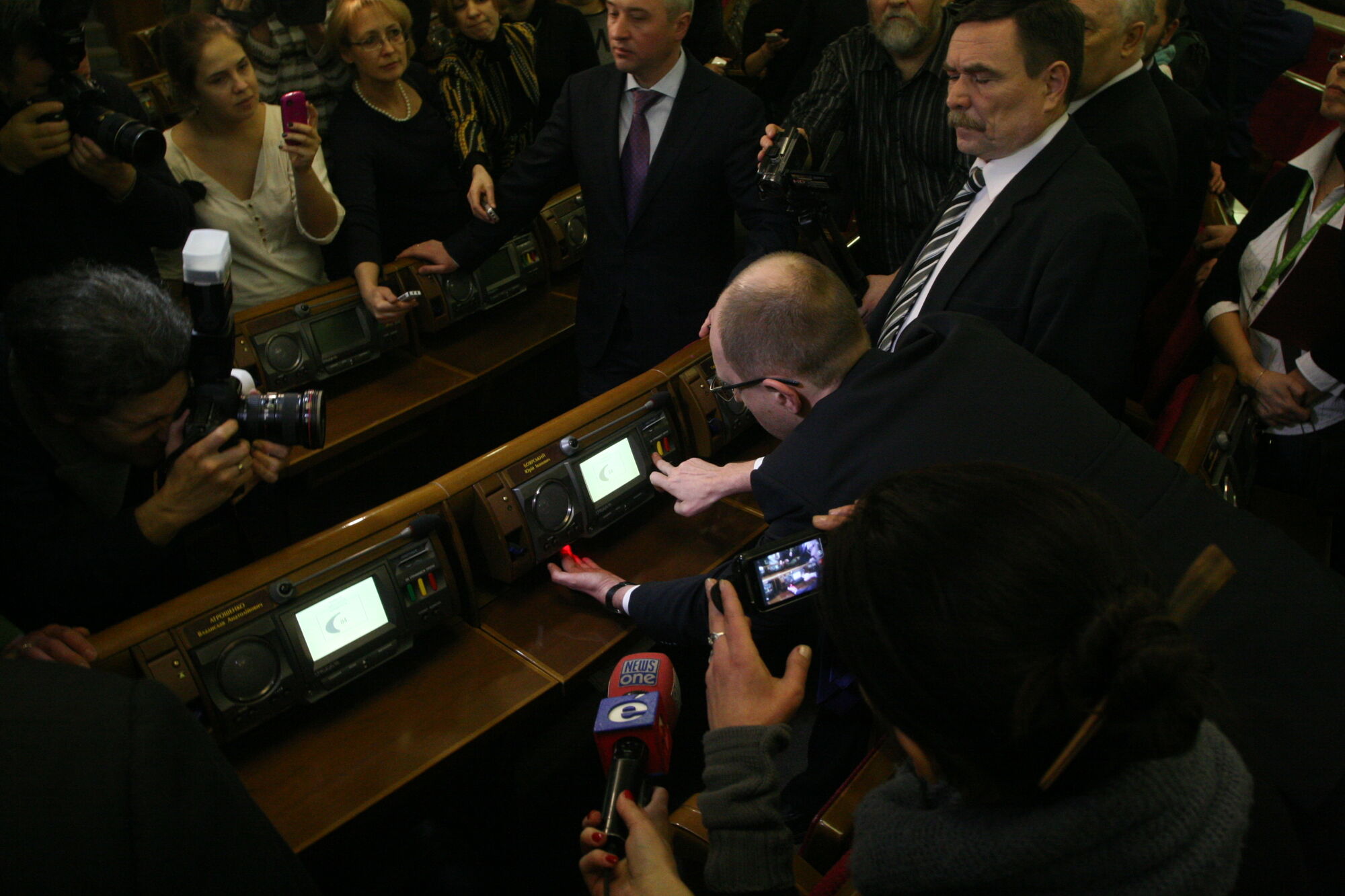 Нардепы показали, как обмануть систему голосования ВР