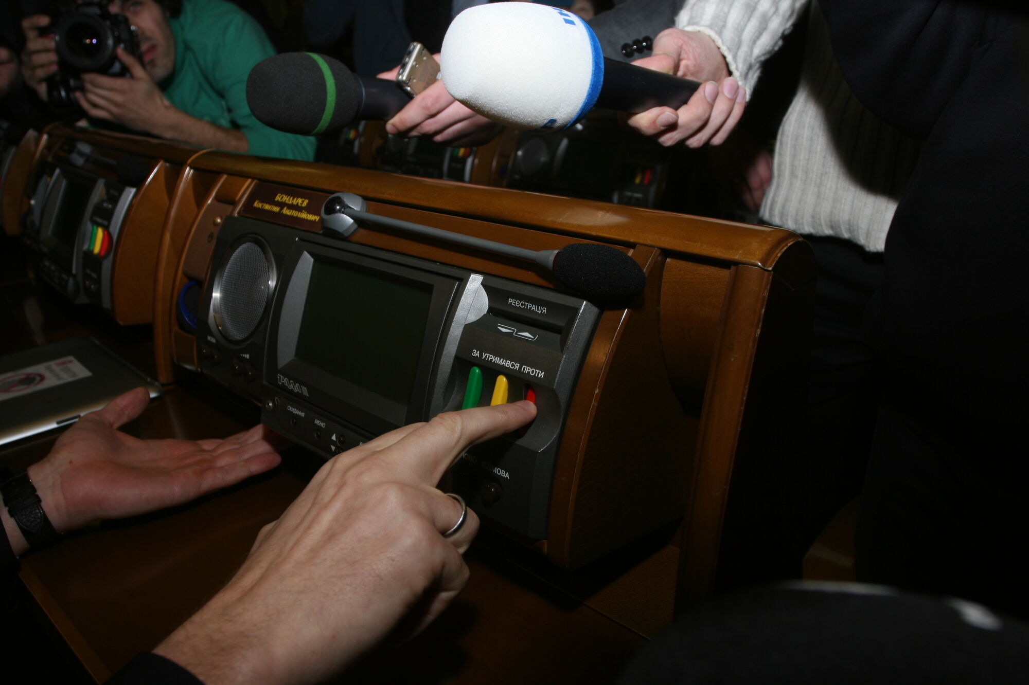 Нардепы показали, как обмануть систему голосования ВР